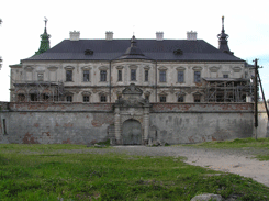 The castle from the avenue